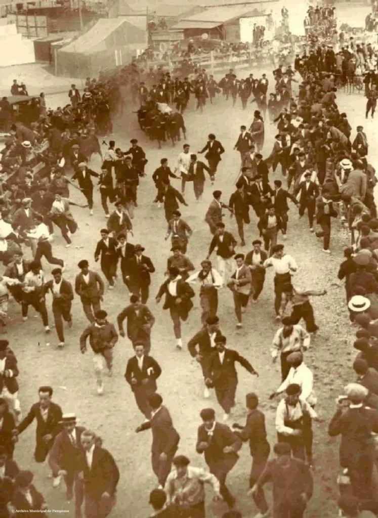 Sanfermines al descubierto: Viaja al corazón de la fiesta más salvaje y legendaria con su historia San Fermín muestran una foto antigüa de 1924 en uno de los primeros encierros de la tradición