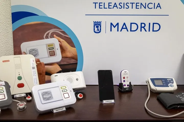 El botón rojo del Ayuntamiento de Madrid será gratis para los mayores de 85 años desde 2027 Imagen que muestra el equipo de teleasistencia para personas mayores en Madrid que será gratis en 2027 para personas mayores de 85 años