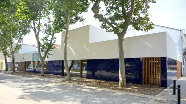 La escoleta del Cabanyal abrirá en Septiembre con 51 plazas para niños y ya muestra en la imagen su renovada fachada