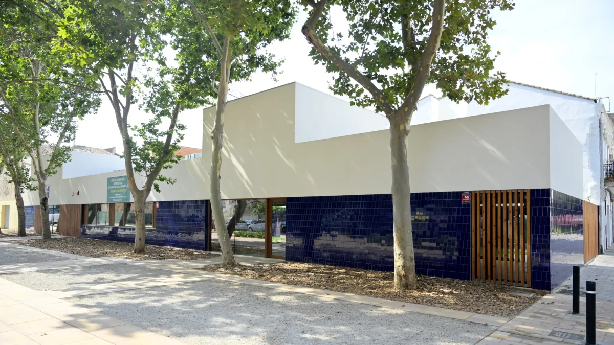 La escoleta del Cabanyal abrirá en Septiembre con 51 plazas para niños y ya muestra en la imagen su renovada fachada