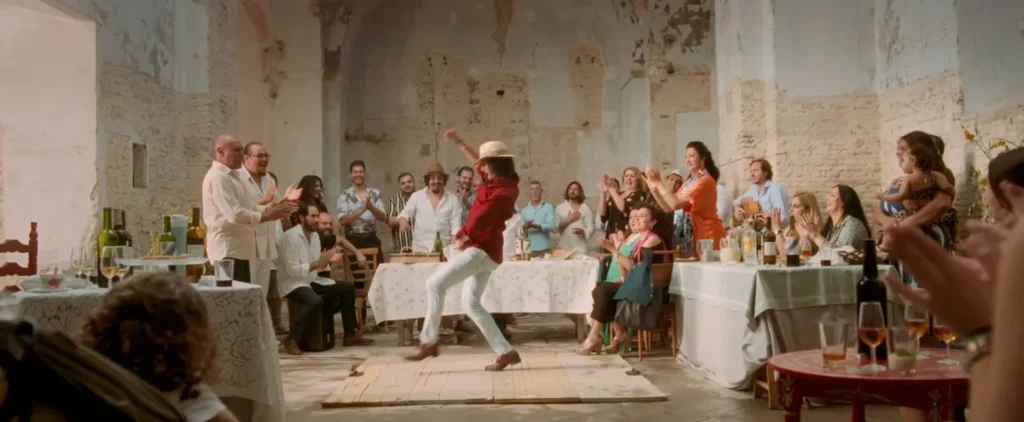 ¿Qué hay detrás del mito? Movistar Plus estrena el documental de Farruquito Farruquito bailando junto a un grupo de personas y una mesa