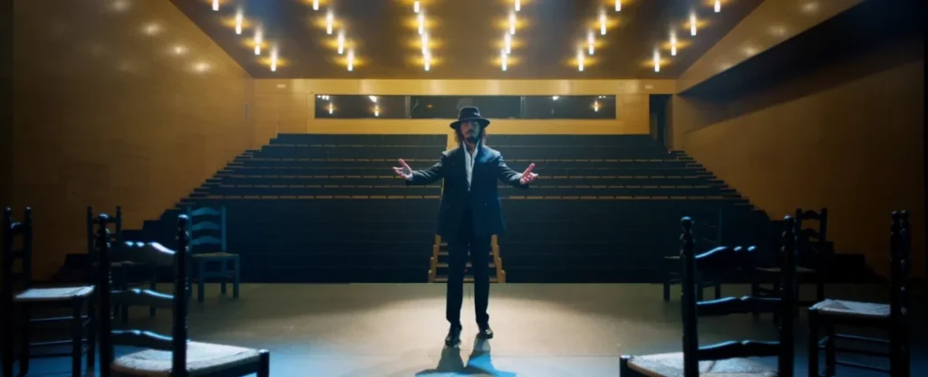 ¿Qué hay detrás del mito? Movistar Plus estrena el documental de Farruquito Farruquito, en un escenario con dos sillas y las manos abiertas.