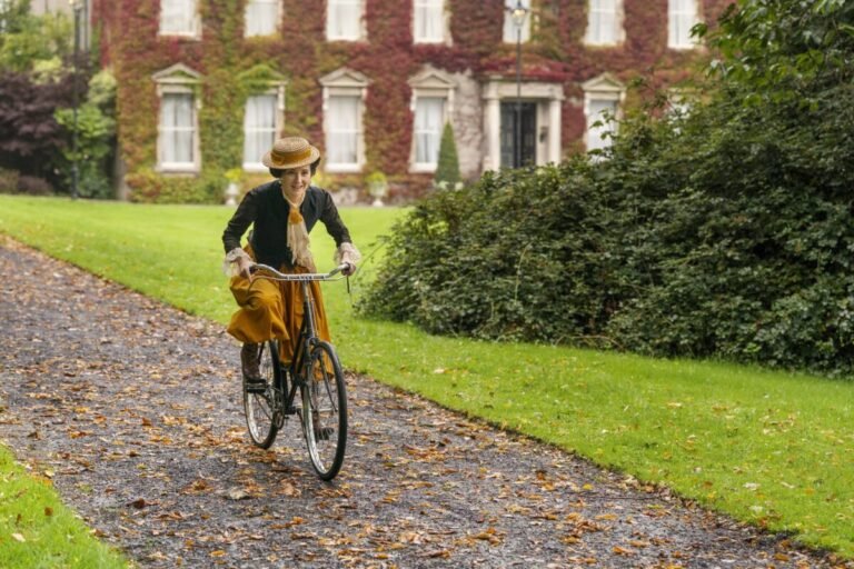Movistar Plus estrena en agosto 'Dos semanas en agosto', 'Los Hardacre' T2 y 'La casa nostra' un verano cargado de novedades. Imagen que muestra una de las imágenes de la serie Hardacre