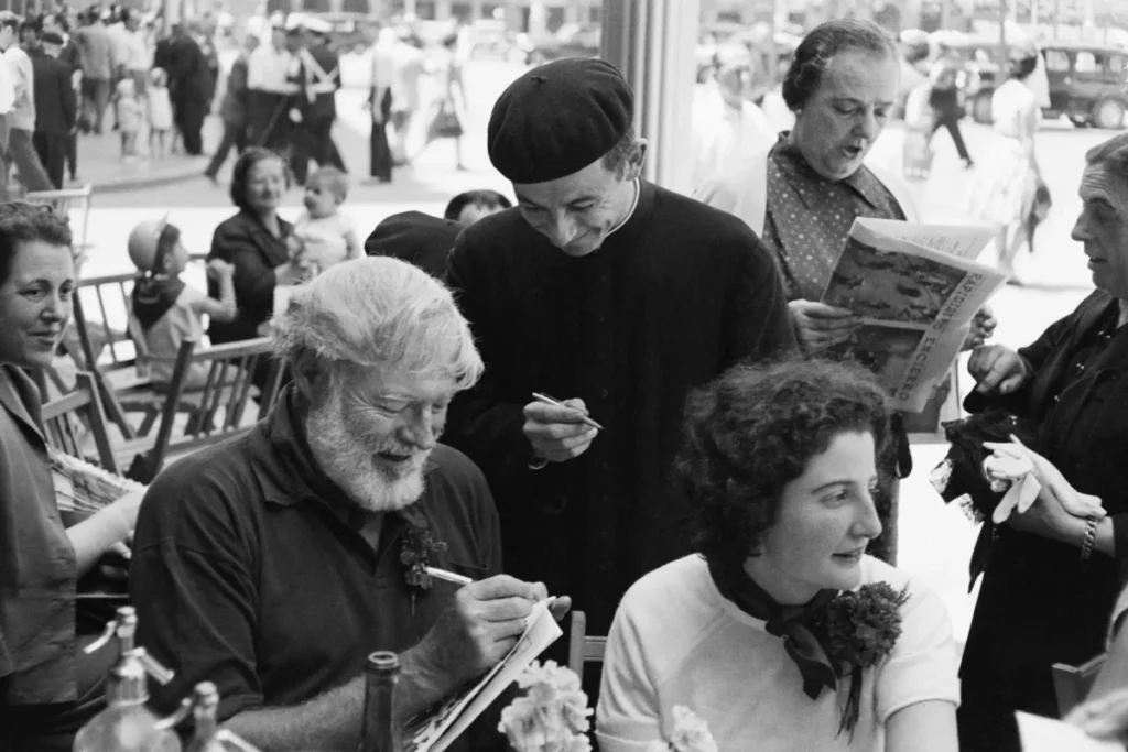 Sanfermines al descubierto: Viaja al corazón de la fiesta más salvaje y legendaria con su historia San Fermín muestra una imagen de archivo de Hemingway en las fiestas de Pamplona