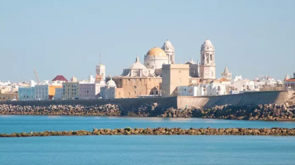 La escapada a Cádiz que mejor explica por qué no hace falta arruinarse para ver el mar este año Imagen del Puerto de Santa María Cádiz