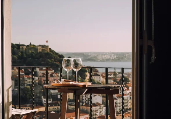 Imagen que muestra la terraza de una habitación de hotel con la oferta del bono. Imagen de recurso