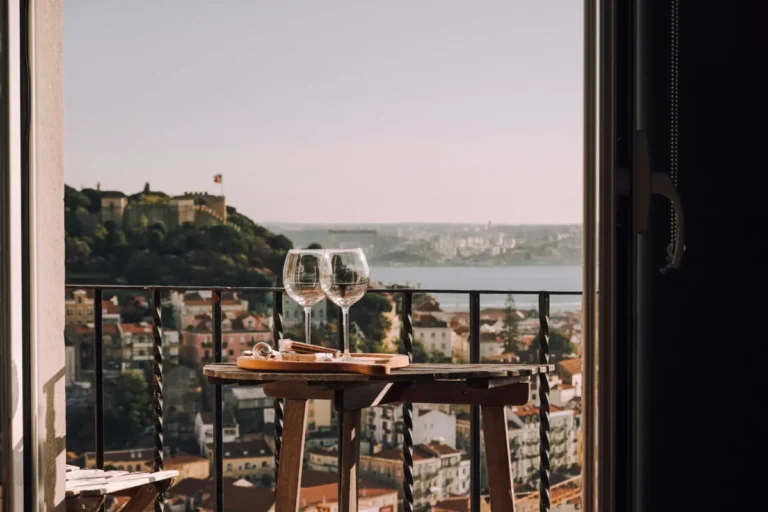 Imagen que muestra la terraza de una habitación de hotel con la oferta del bono. Imagen de recurso