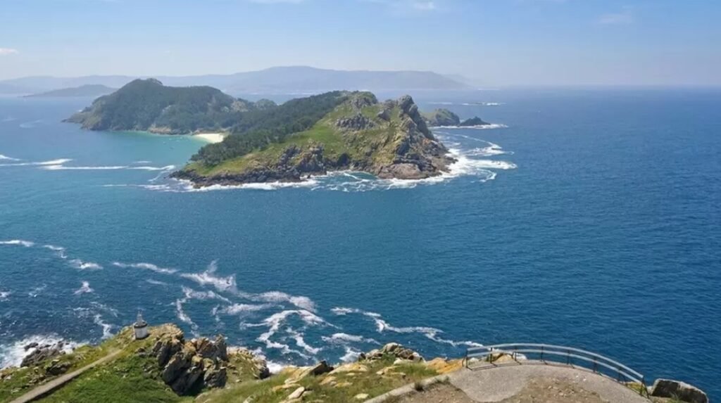 Escapada a las Rías Baixas: cómo dormir en Cambados por menos de 50 euros la noche Imagen del paisaje e islas de los alrededores de Cambados en las Rias Baixas de Galicia
