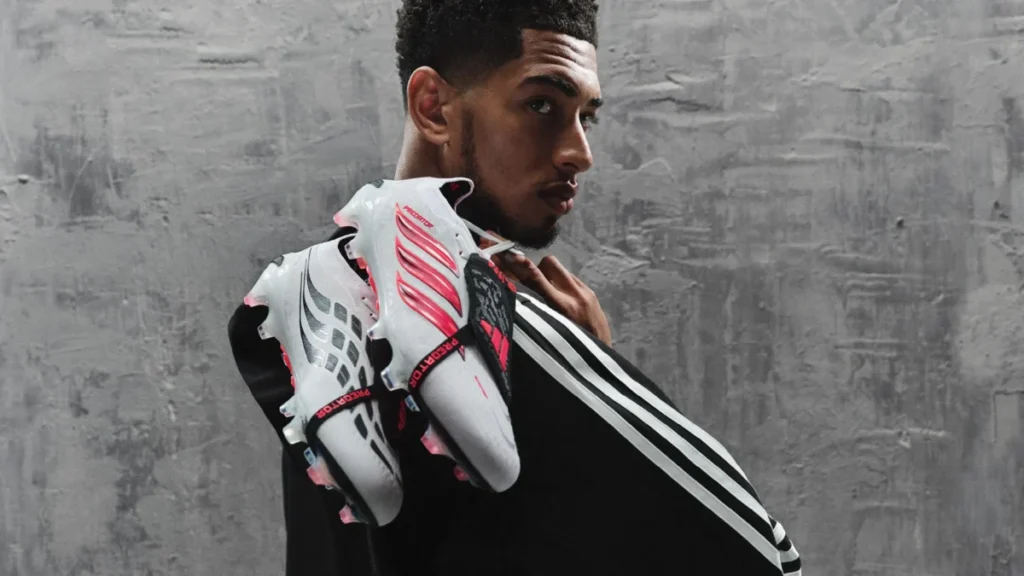 ¿Predator o F50? El nuevo pack de adidas para el Mundial 2026 con Lamine Yamal y Bellingham Imagen que muestra a Jude Bellingham con las nuevas adidas PREDATOR colgadas en par en la espalda
