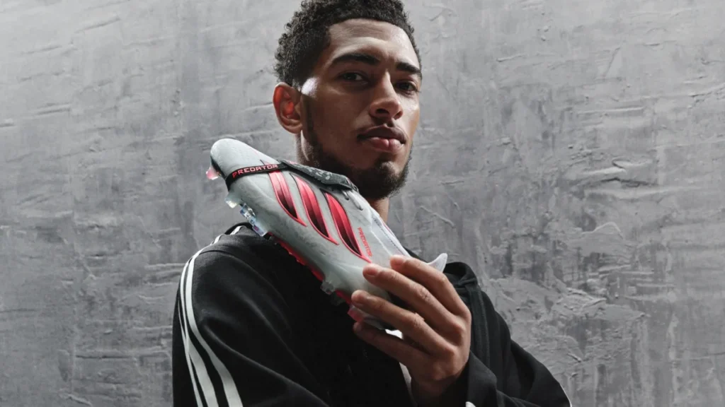 ¿Predator o F50? El nuevo pack de adidas para el Mundial 2026 con Lamine Yamal y Bellingham Imagen que muestra a Jude Bellingham con las nuevas adidas PREDATOR en la mano mostrando el lateral de la nueva bota