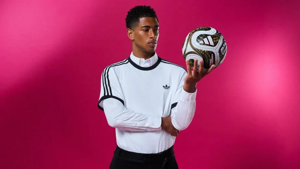 Así es el Trionda Final, el balón de oro y negro de adidas para la final del Mundial 2026 Jude Bellingham mostrando el balón adidas Trionda Final sostenido por su mano para el Mundial 2026