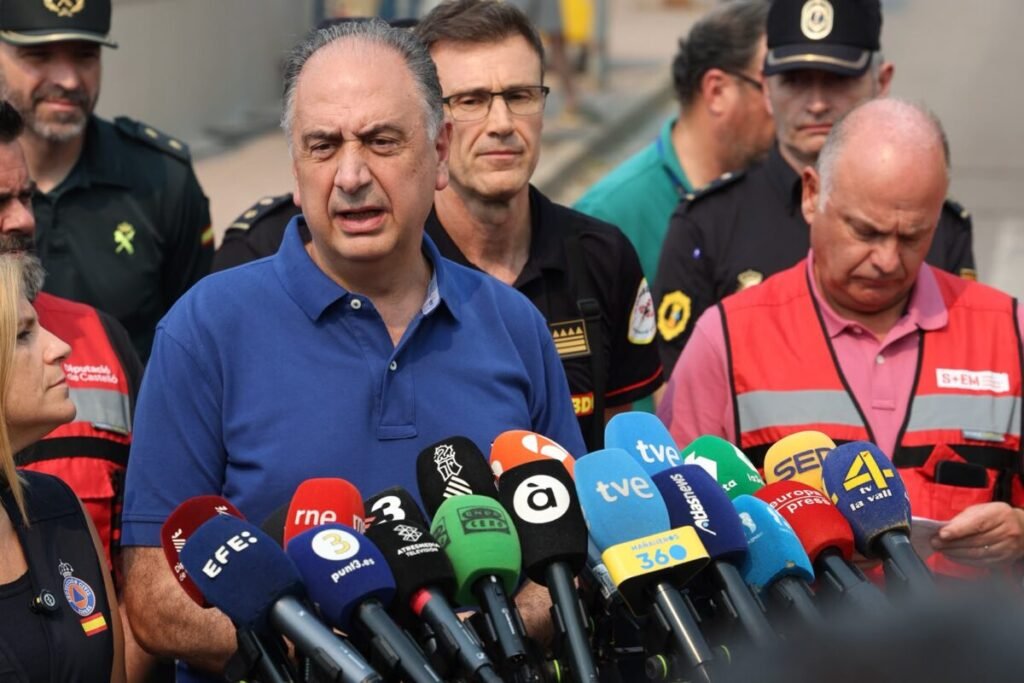 Más de 400 efectivos y 25 medios aéreos combaten las 7.200 hectáreas calcinadas en La Vall de Uxó La imagen muestra al conseller de Emergencias e Interior, Juan Carlos Valderrama de la Generalitat Valenciana hablando sobre lo smedios que se han desplegado en el incendio de La Vall de Uxó