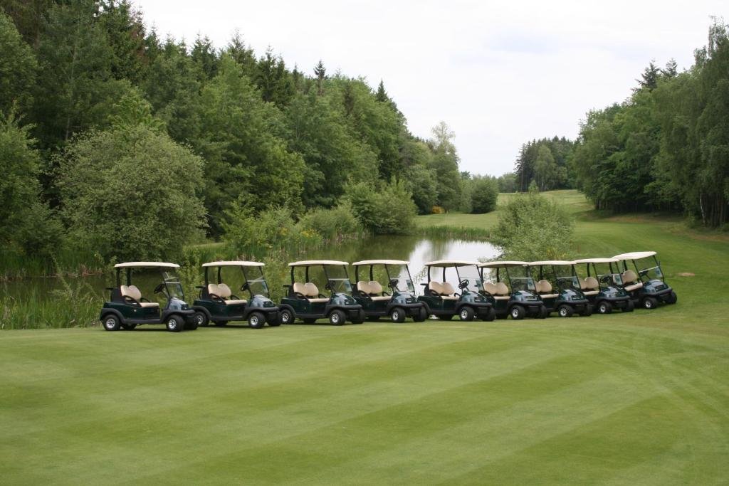 La escapada a la campiña alemana para volver a conectar con la calma del bosque Imagen de los carritos de gol del Land & Golf Hotel Stromberg en Alemania