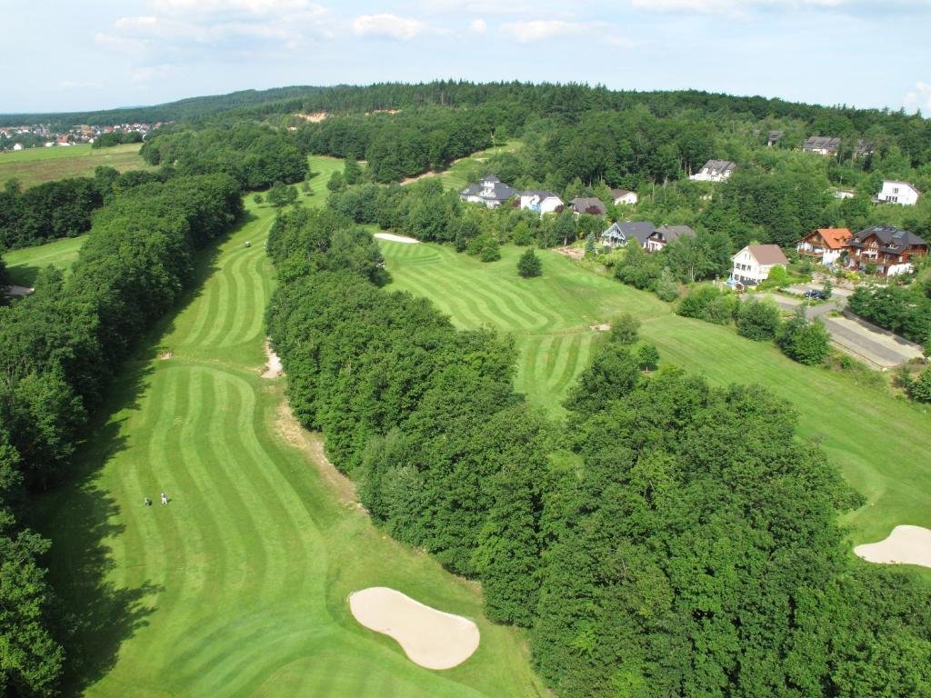 La escapada a la campiña alemana para volver a conectar con la calma del bosque Imagen del campo de Golf del Land & Golf Hotel Stromberg en Alemania