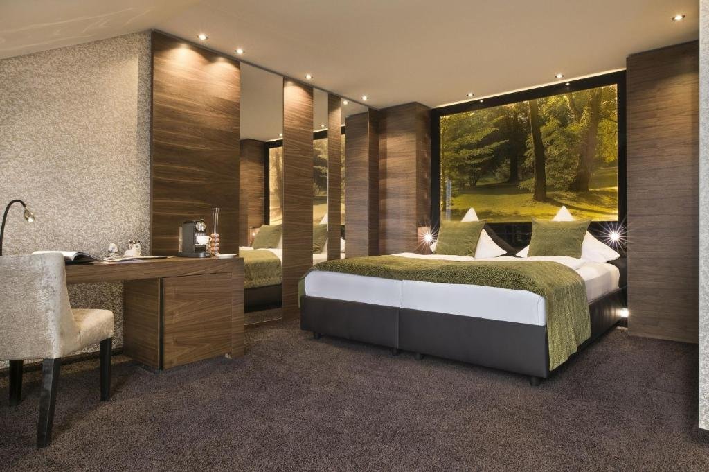 La escapada a la campiña alemana para volver a conectar con la calma del bosque Imagen de una de las habitaciones del Land & Golf Hotel Stromberg