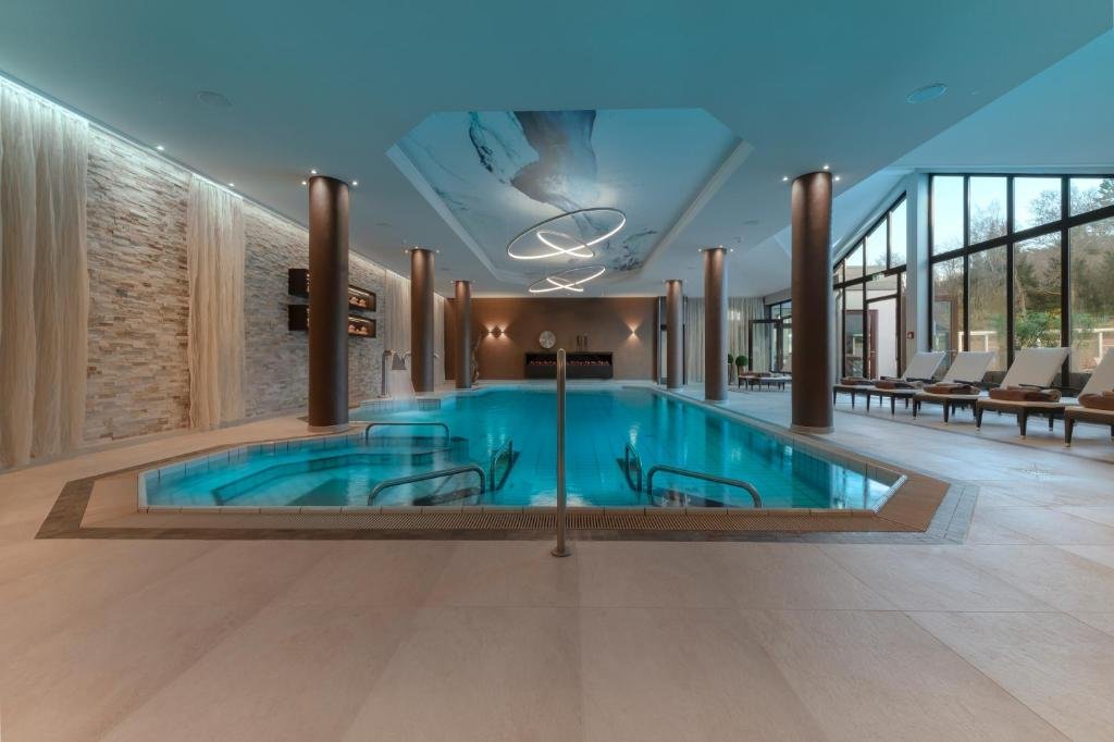 La escapada a la campiña alemana para volver a conectar con la calma del bosque Imagen de la piscina interior spa del Land & Golf Hotel Stromberg en Alemania