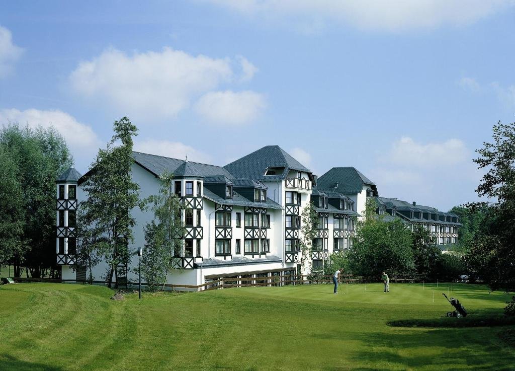La escapada a la campiña alemana para volver a conectar con la calma del bosque Imagen del edificio del Land & Golf Hotel Stromberg en Alemania