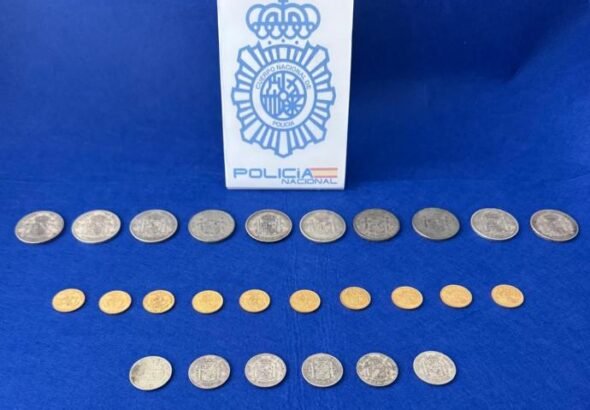 En León han detenido a dos personas por blanquear monedas de oro de Isabel II