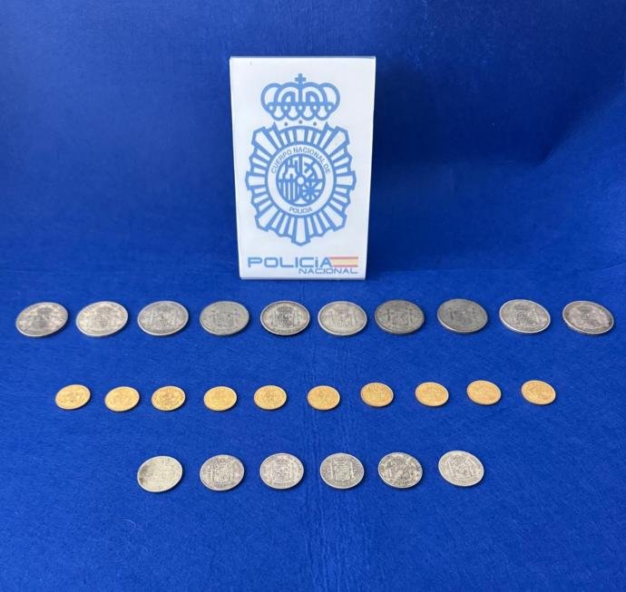En León han detenido a dos personas por blanquear monedas de oro de Isabel II