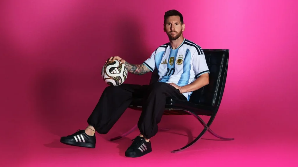 Así es el Trionda Final, el balón de oro y negro de adidas para la final del Mundial 2026 Lionel Messi con el balón de adidas Trionda Final para el Mundial de 2026