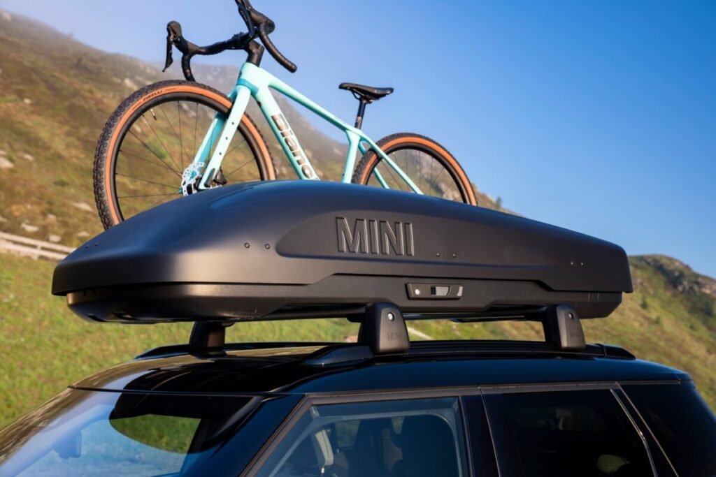 Así transforma MINI su Aceman E eléctrico en un crossover listo para el barro y las curvas Imagen que muestra el equipamiento extra para transportar equipamiento y bici encima del coche MINI Aceman E