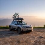 El MINI Aceman E viene equipado con agarres para bicis y más especio para almacenamiento en su techo como muestra la imagen donde se ve el modelo con el equipamiento nuevo