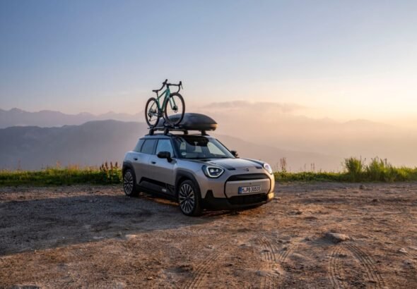 El MINI Aceman E viene equipado con agarres para bicis y más especio para almacenamiento en su techo como muestra la imagen donde se ve el modelo con el equipamiento nuevo