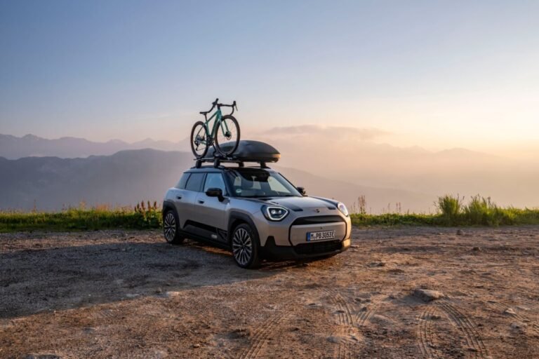 El MINI Aceman E viene equipado con agarres para bicis y más especio para almacenamiento en su techo como muestra la imagen donde se ve el modelo con el equipamiento nuevo