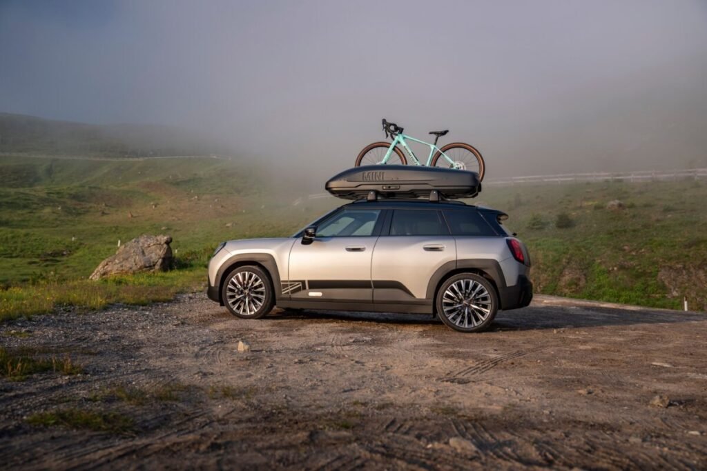 Así transforma MINI su Aceman E eléctrico en un crossover listo para el barro y las curvas La imagen muestra el nuevo MINI Aceman E visto aparcado de lado con sus extras en el techo