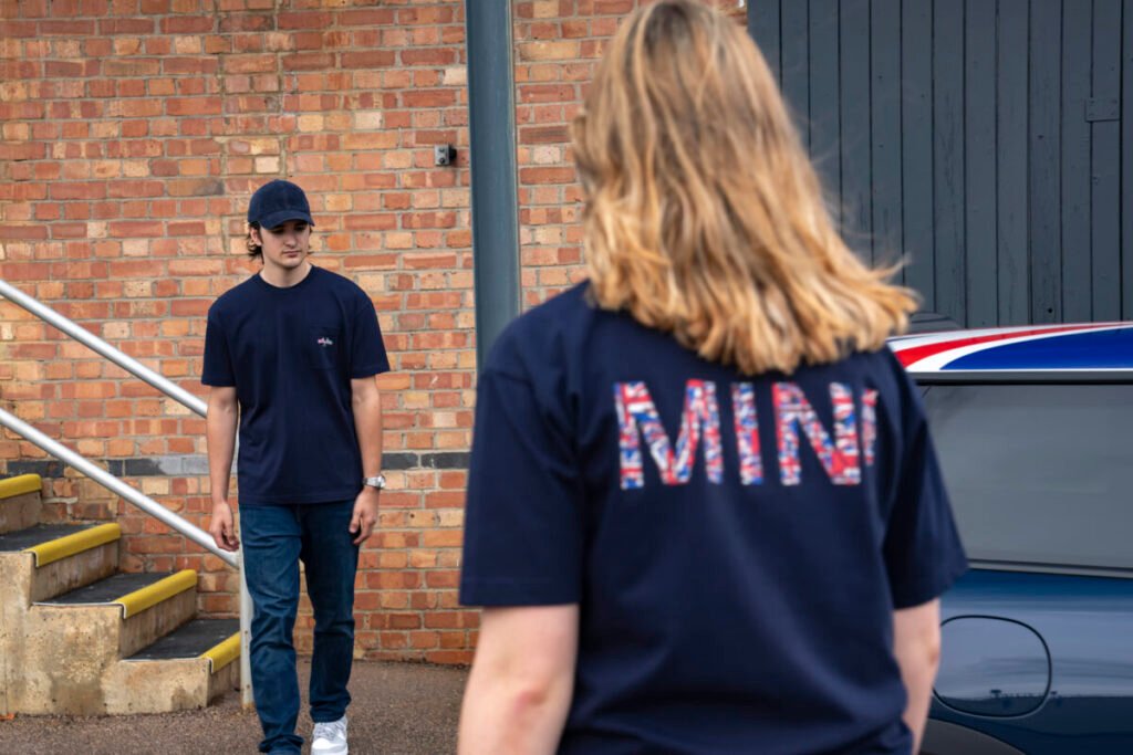 ¿Fan de MINI? Alucina con la edición limitada cargada de rollazo británico que llega a España Imagen que muestra el MINI Cooper Oxford Edition , de edición limitada, donde se ve la camiseta de la colección a juego