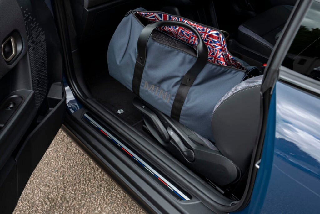 ¿Fan de MINI? Alucina con la edición limitada cargada de rollazo británico que llega a España Imagen del MINI Cooper Oxford Edition , edición limitada que muestra el maletero con la mochila del pack