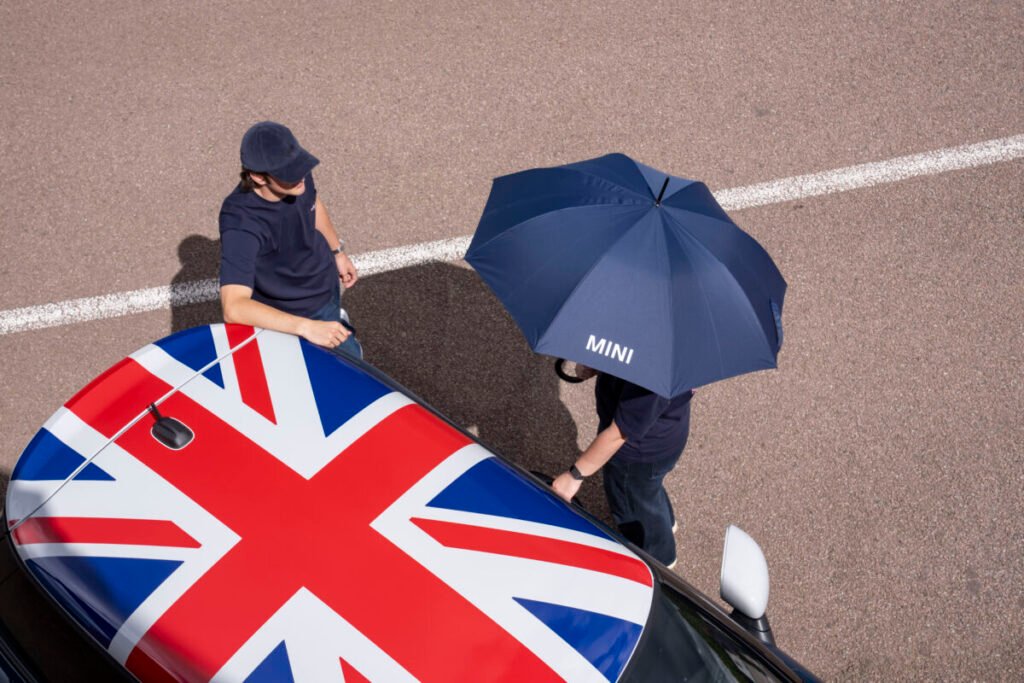 ¿Fan de MINI? Alucina con la edición limitada cargada de rollazo británico que llega a España Imagen que muestra el MINI Cooper Oxford Edition visto desde arriba mostrando el paraguas que lleva a juego