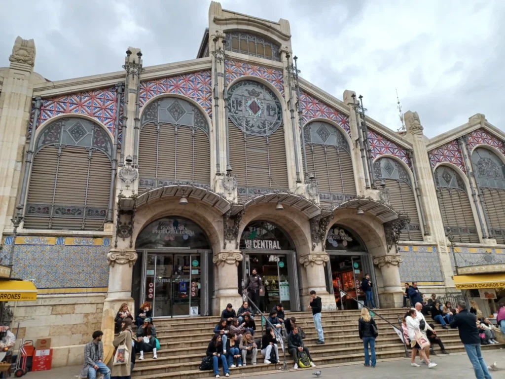 Horarios de Ana Torroja, UB40 y The Jacksons en la Feria de Julio de València Imagen que muestra la fachada principal de entrada del Mercat Central de Valencia