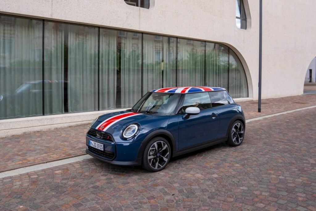 ¿Fan de MINI? Alucina con la edición limitada cargada de rollazo británico que llega a España Nuevo MINI Cooper Oxford Edition de edición limitada aparcado que muestra frontal y lateral conductor
