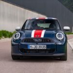 Nuevo MINI Cooper Oxford Edition de edición limitada que muestra el frontal en primer plano circulando por una calle