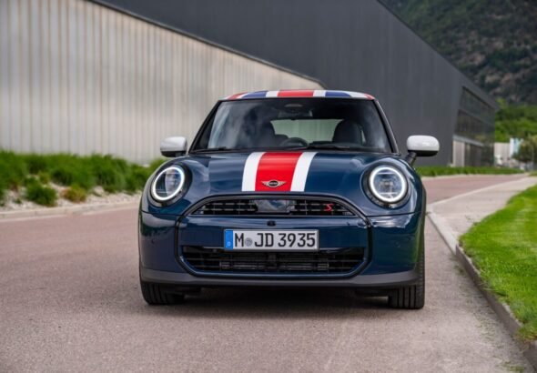 Nuevo MINI Cooper Oxford Edition de edición limitada que muestra el frontal en primer plano circulando por una calle