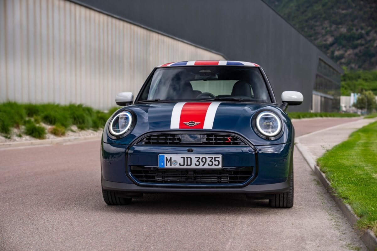 Nuevo MINI Cooper Oxford Edition de edición limitada que muestra el frontal en primer plano circulando por una calle