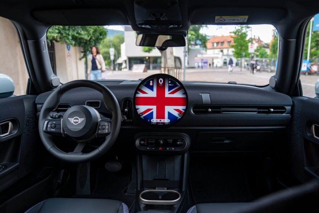 ¿Fan de MINI? Alucina con la edición limitada cargada de rollazo británico que llega a España MINI Cooper Oxford Edition de edición limitada que muestra el salpicadero interior con los detalles de la bandera británica