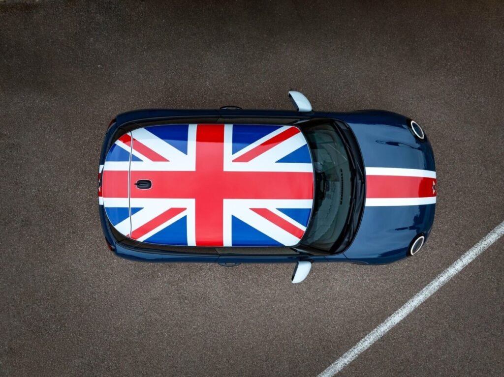 ¿Fan de MINI? Alucina con la edición limitada cargada de rollazo británico que llega a España MINI Cooper Oxford Edition la edición limitada que llega a España muestra vista cenital del techo con la bandera de Reino Unido