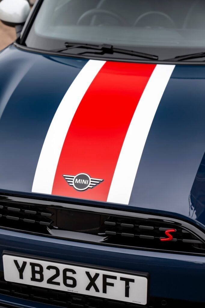 ¿Fan de MINI? Alucina con la edición limitada cargada de rollazo británico que llega a España Imagen del MINI Cooper Oxford Edition edición limitada, que muestra el primer plano del capó con los colores de la bandera de Reino Unido