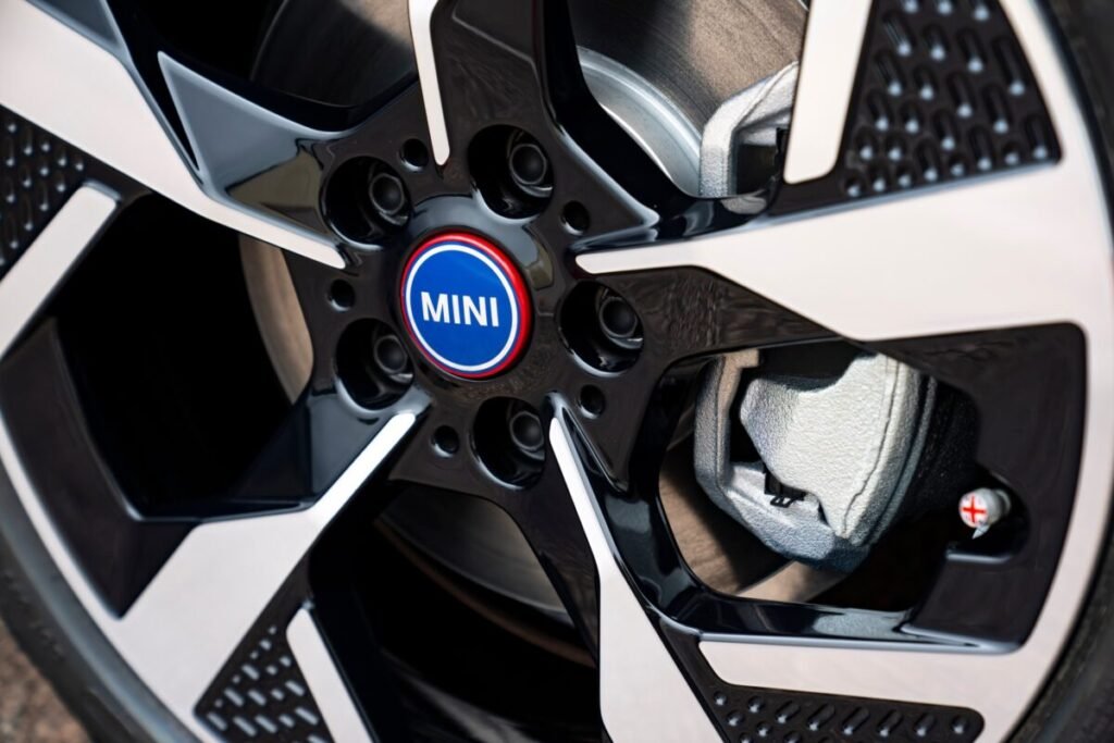 ¿Fan de MINI? Alucina con la edición limitada cargada de rollazo británico que llega a España Imagen del MINI Cooper Oxford Edition , edición limitada, que muestra la llanta en primer plano