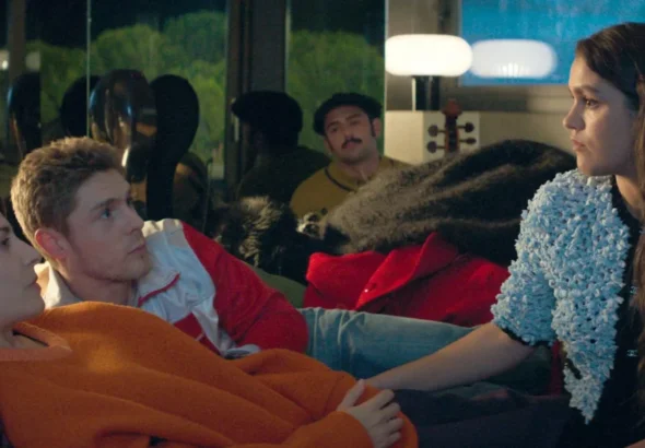 Movistar Plus una imagen de la película que estrena en exclusiva amarga navidad , donde se ve una de las escenar