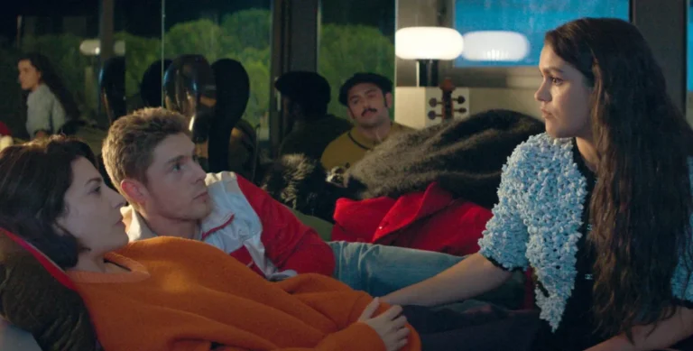 Movistar Plus una imagen de la película que estrena en exclusiva amarga navidad , donde se ve una de las escenar