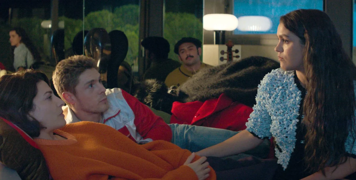 Movistar Plus una imagen de la película que estrena en exclusiva amarga navidad , donde se ve una de las escenar