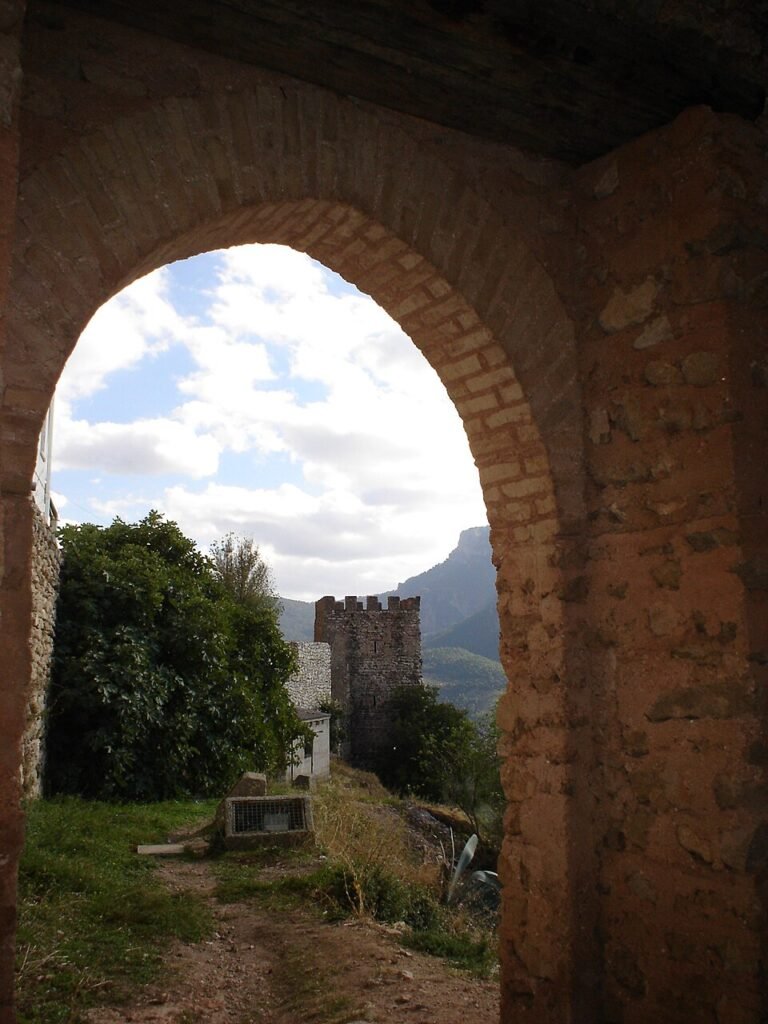Descubre el Castillo de Segura: La joya medieval que domina Jaén Imagen que muestra una parte con vistas del Castillo de Segura de la Sierra