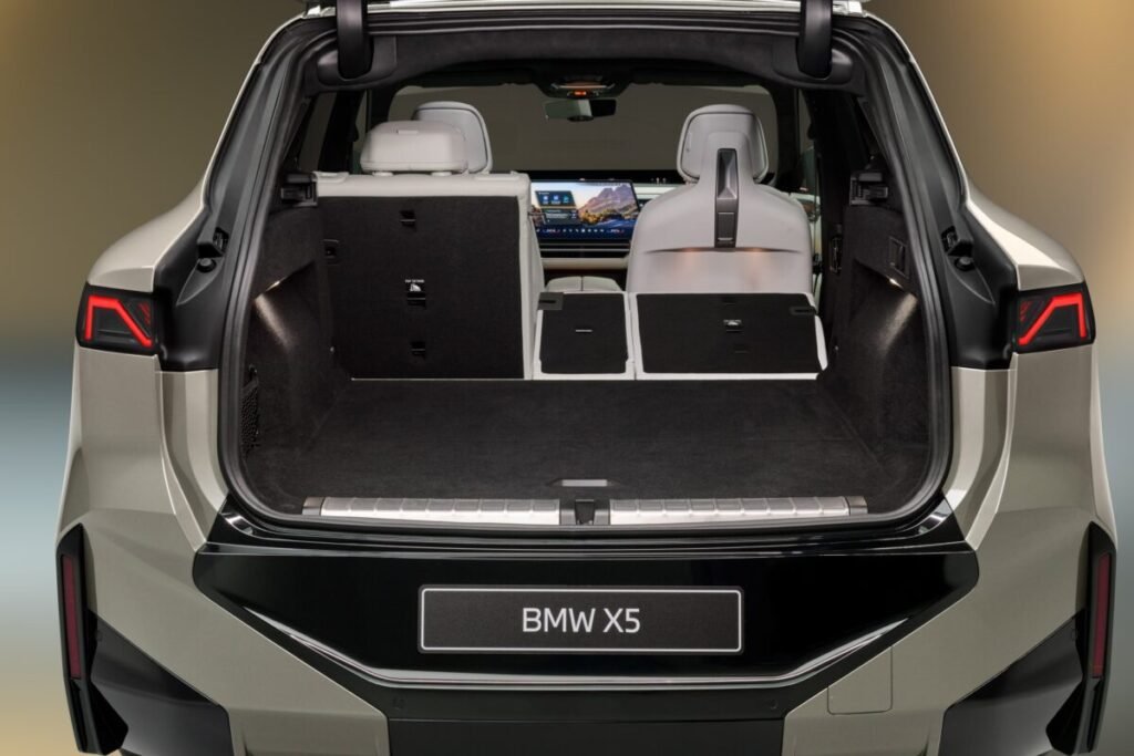 El nuevo BMW X5 viene con todo: 5 motores distintos y una autonomía salvaje de 845 km Imagen vista desde la parte trasera del nuevo BMW X5 con el portón trasero mostrando la capacidad del maletero