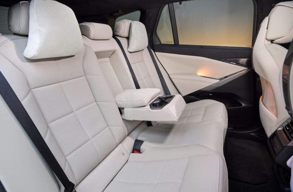 El nuevo BMW X5 viene con todo: 5 motores distintos y una autonomía salvaje de 845 km Imagen que muestra el espacio de los sillones de los pasajeros que van en la parte de atrás del nuevo BMW X5 DE 2026
