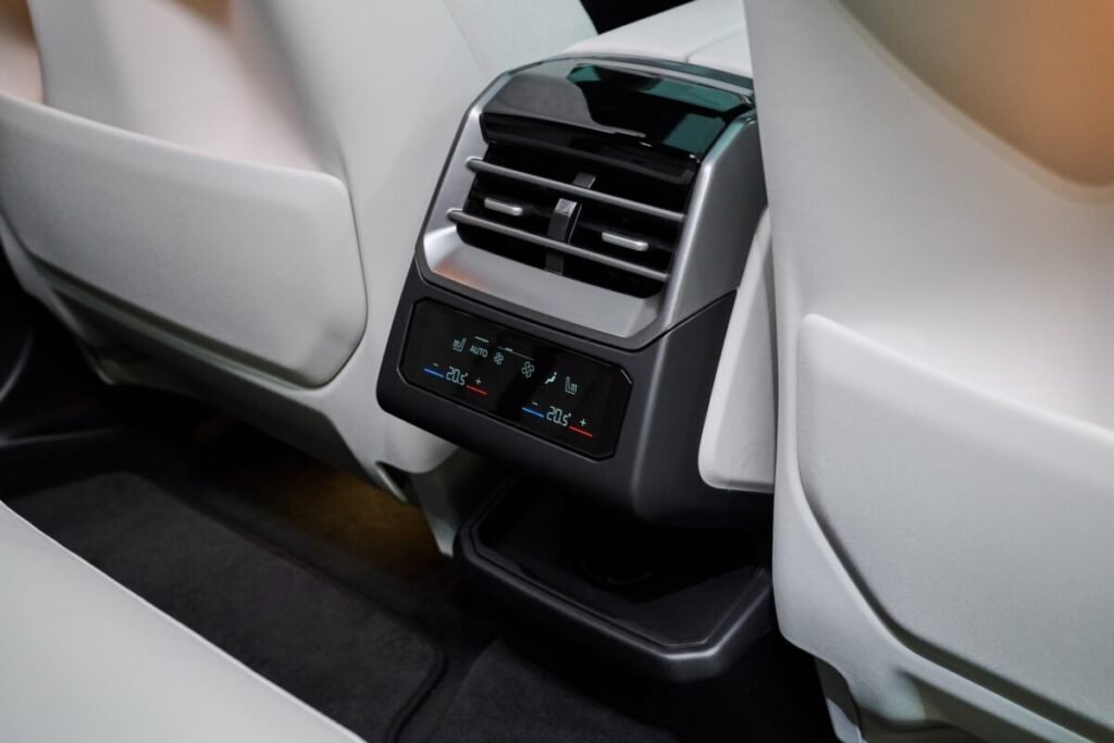 El nuevo BMW X5 viene con todo: 5 motores distintos y una autonomía salvaje de 845 km Detalles de la parte trasera del aire acondicionado del nuevo BMW X5 DE 2026