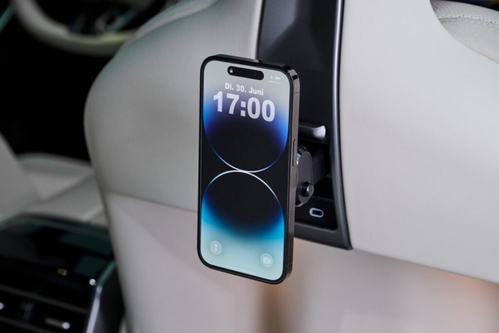 El nuevo BMW X5 viene con todo: 5 motores distintos y una autonomía salvaje de 845 km Imagen de los detalles del nuevo BMW X5 que muestra un soporte para móvil