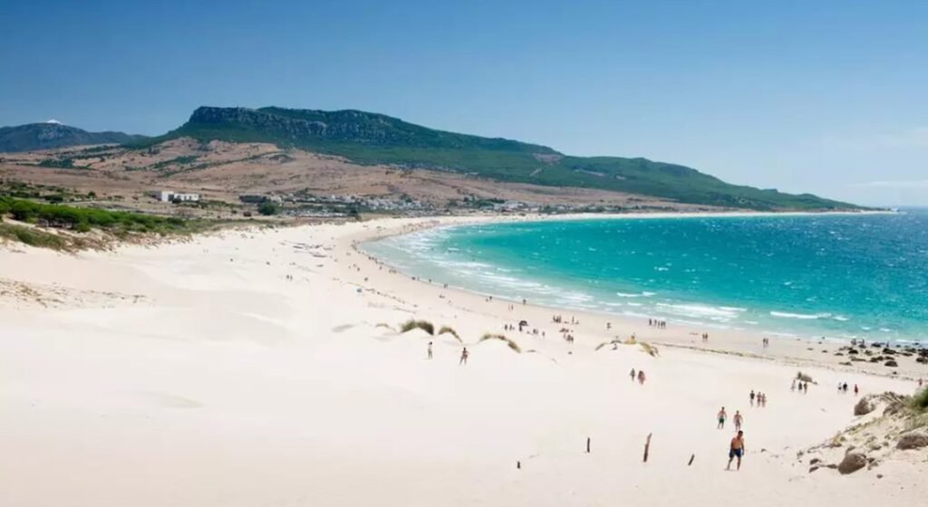 La escapada a Cádiz que mejor explica por qué no hace falta arruinarse para ver el mar este año Playas en Cádiz cerca del Hotel Dunas Puerto